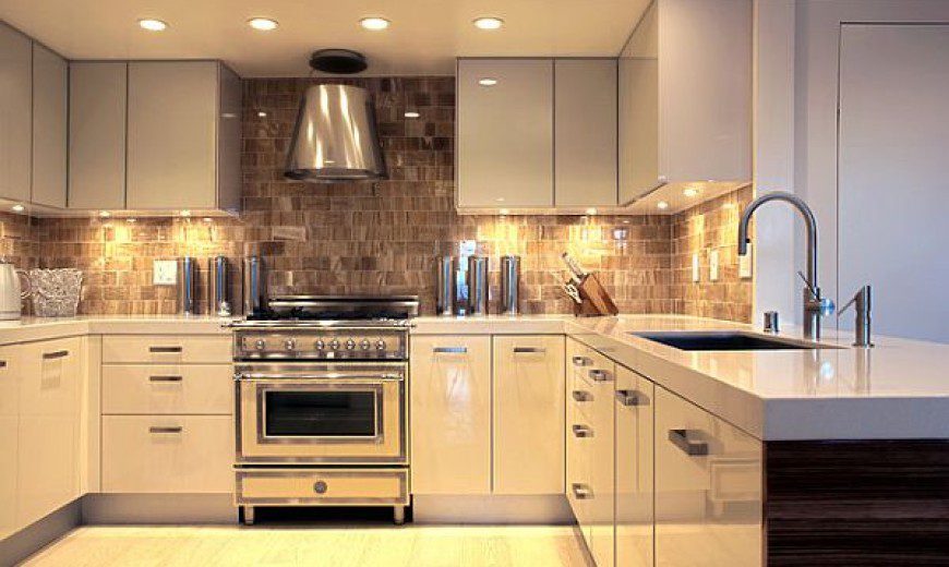 ultra-modern-glossy-kitchen-with-under-cabinets-lighting-870x520